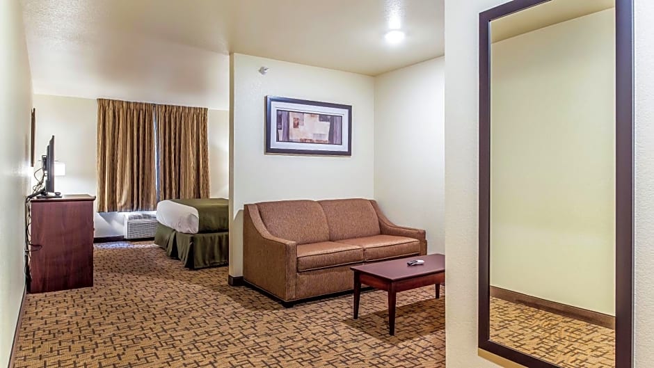 Cobblestone Hotel & Suites - Hutchinson