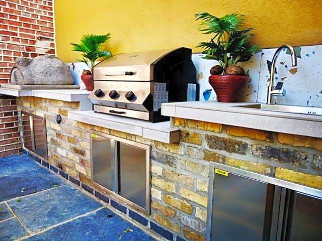 Executive Suite with Private HotTub, Full SkyTV in 600 Year Old Manor House