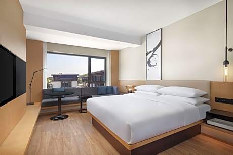 Standard King Room with City View