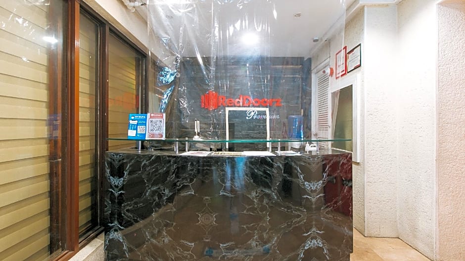 RedDoorz Premium near Greenbelt Makati - Vaccinated Staff