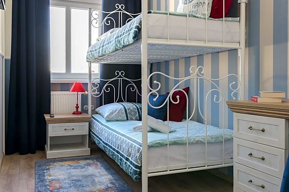 Hostel Night o'clock