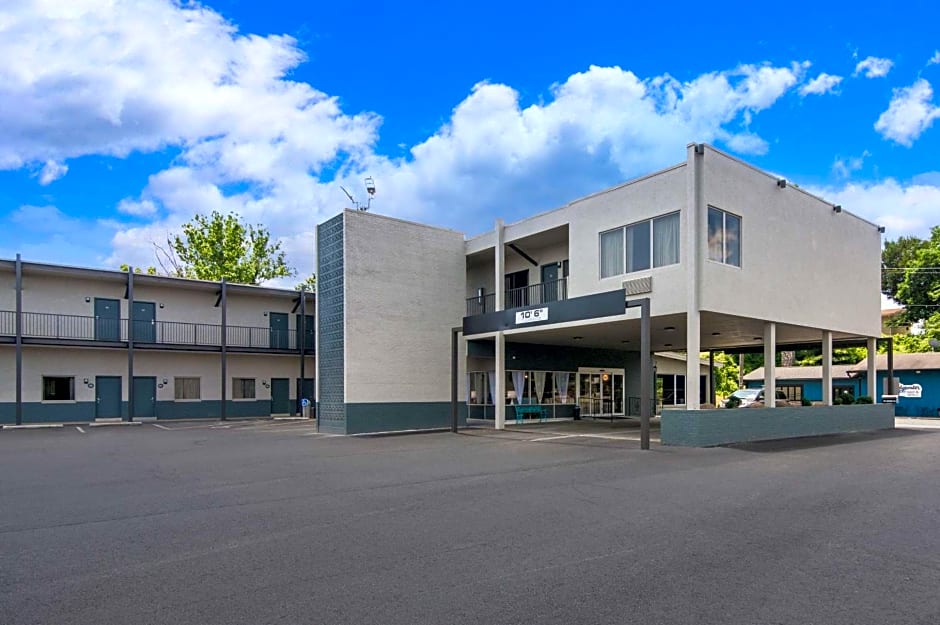 Quality Inn - On The Lake Clarksville-Boydton