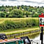 Narrowboat at Weedon
