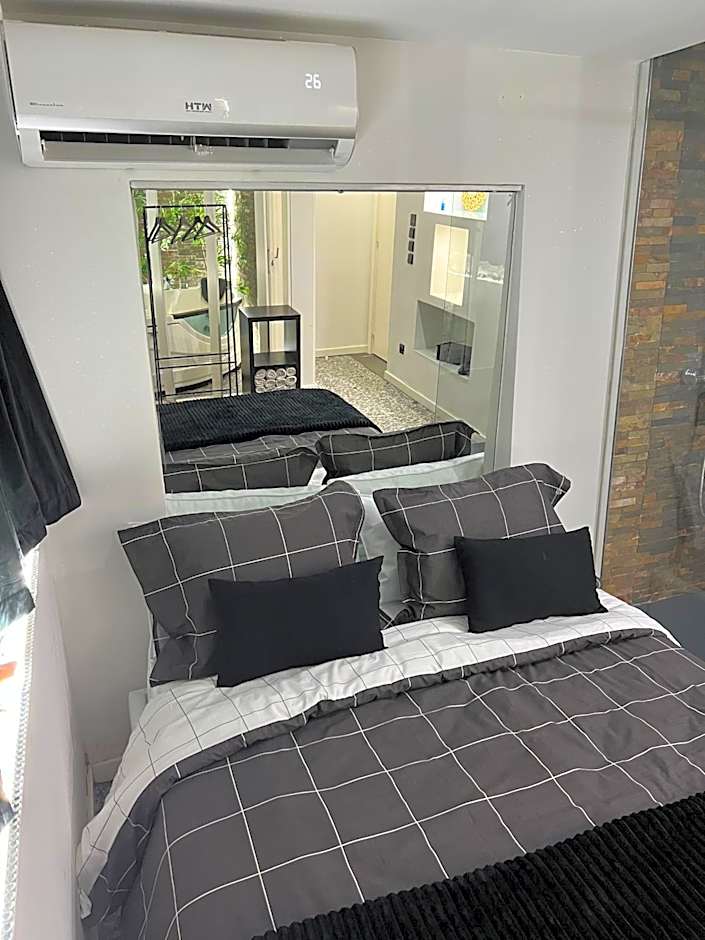 Modern Room with Indoor Shower Near the River - Quarto Moderno com Duche interior Próximo da Ribeira