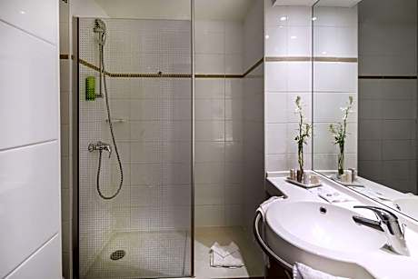 Family Queen Room with Two Single Beds