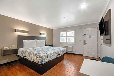 King Room with Roll-in Shower - Disability Access - Non-Smoking