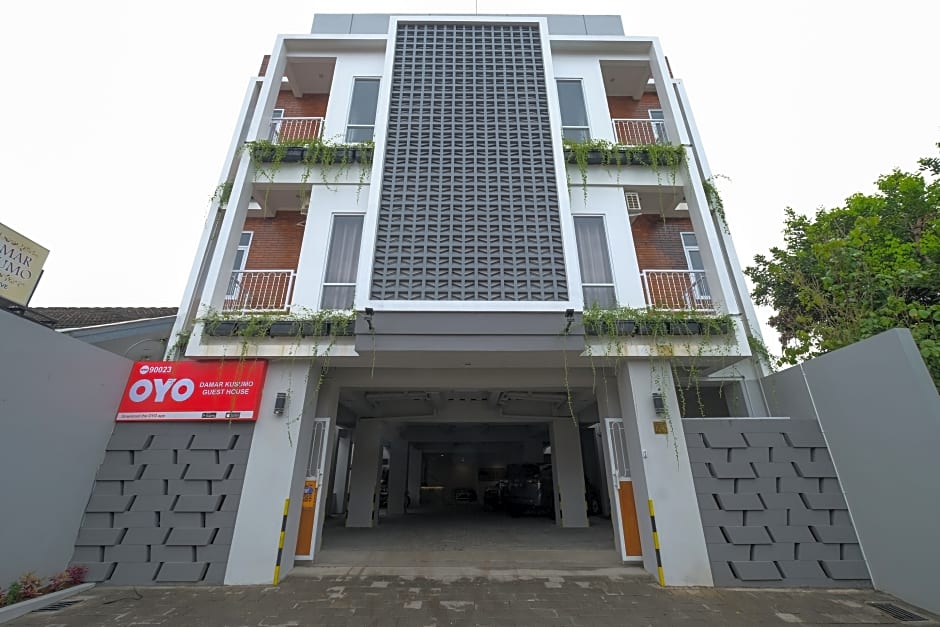 OYO 90023 Damar Kusumo Guest House