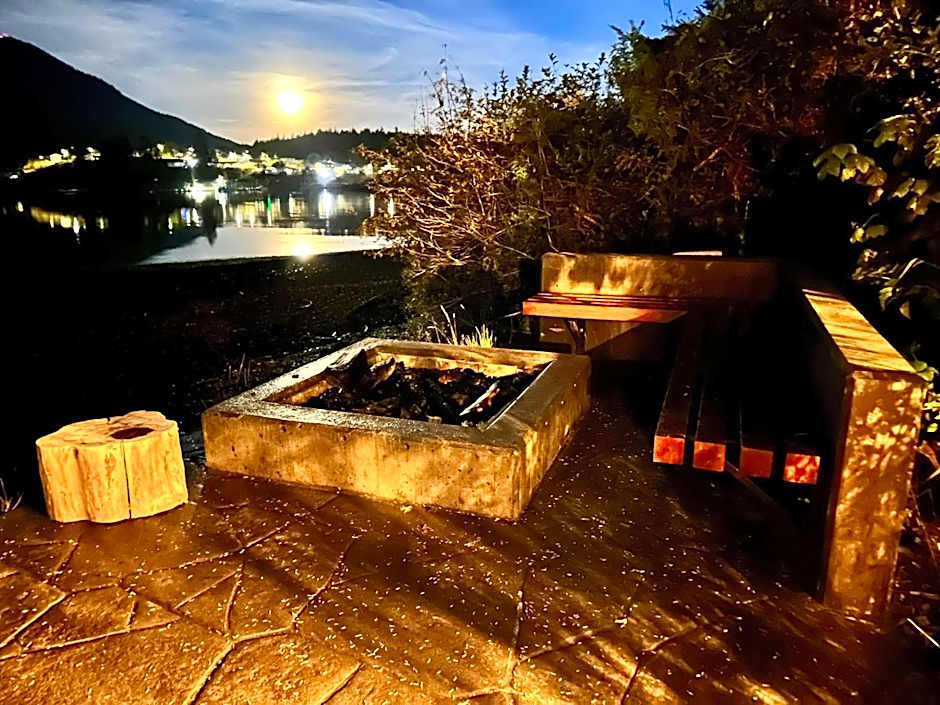 Waterfront Hot Tub Firepit King Bed - 6H