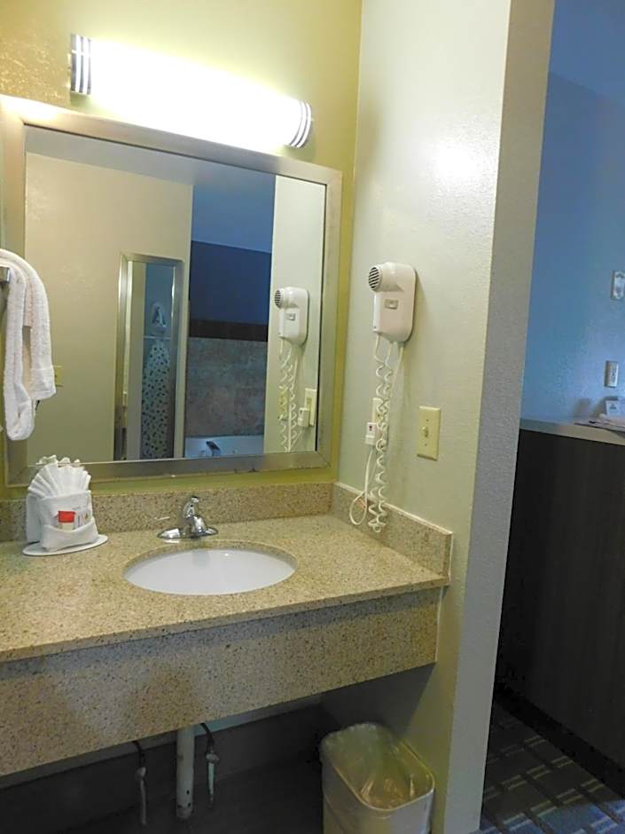 Days Inn & Suites by Wyndham Downtown Gatlinburg Parkway