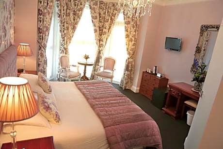 Standard Double or Twin Room with Corner Sea View