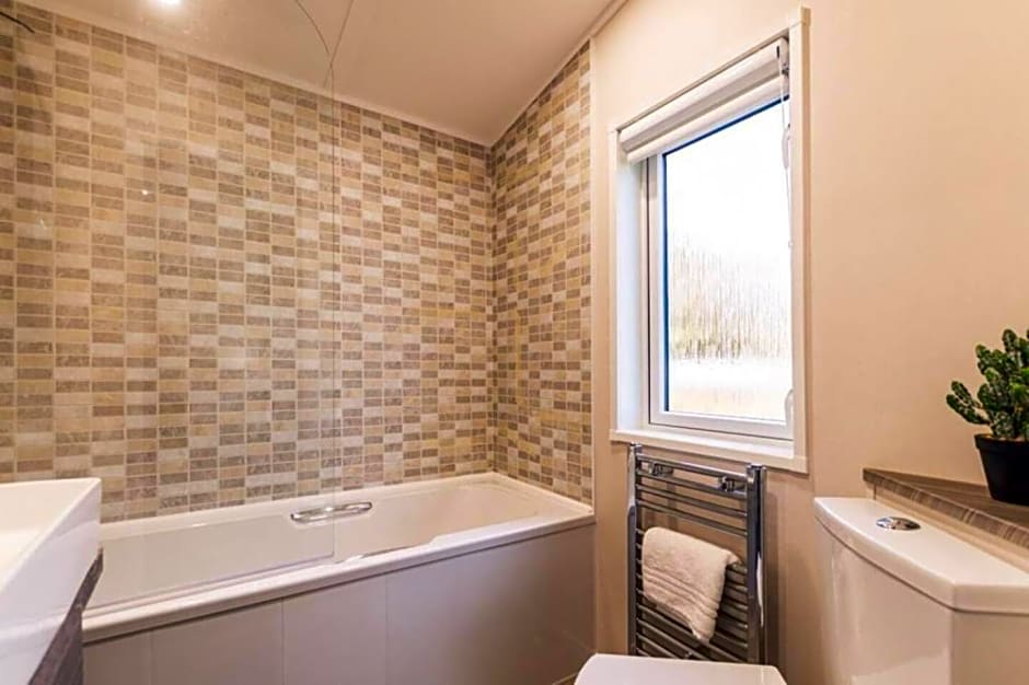 Woodland Jewel Lodge with Hot Tub