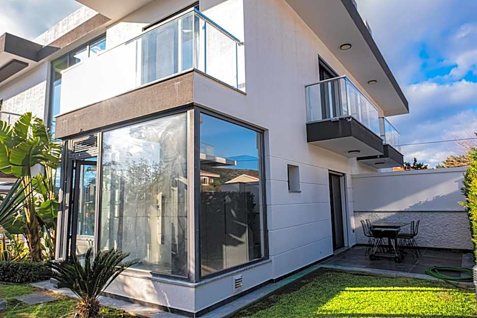 Çeşme lüks huzurlu yeni villa