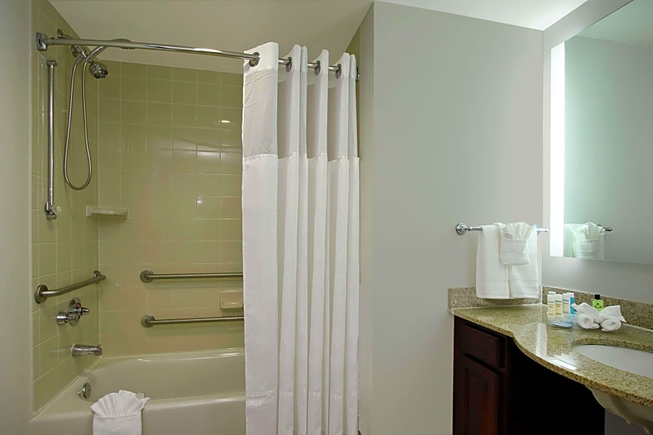 Photo 1 of 13 of 1 King Bed and 2 Queen Beds Suite, Hearing/Mobility Accessible, Bathtub