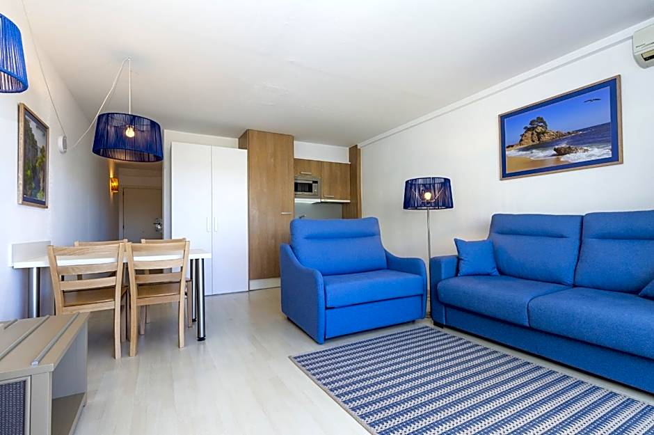 Zdjęcie 1 z 6 — FAMILY ROOM (4 ADULTS)