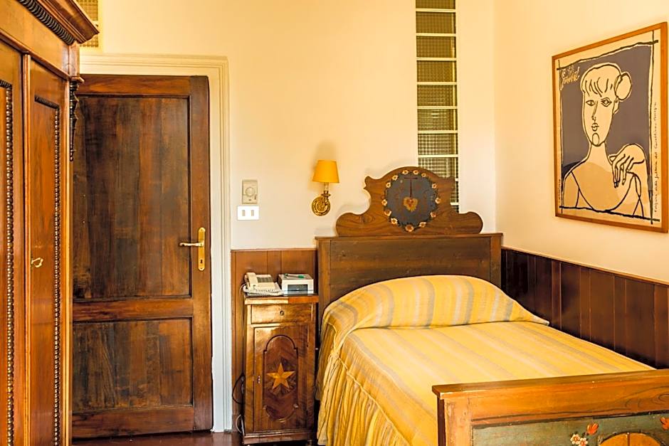 Photo 1 of 5 of Single Room