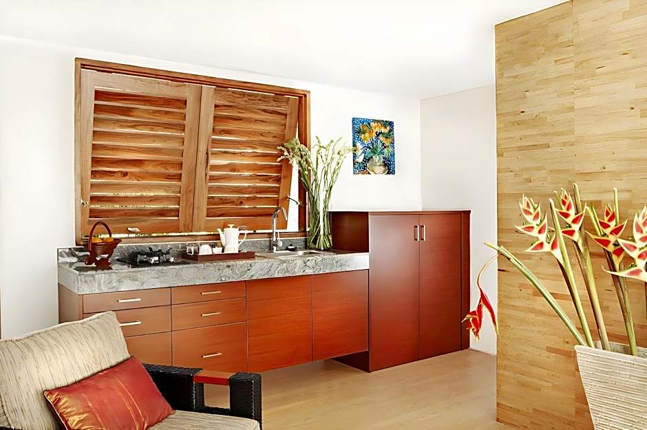 Modern 1BR w/ pool near Petitenget Beach Seminyak