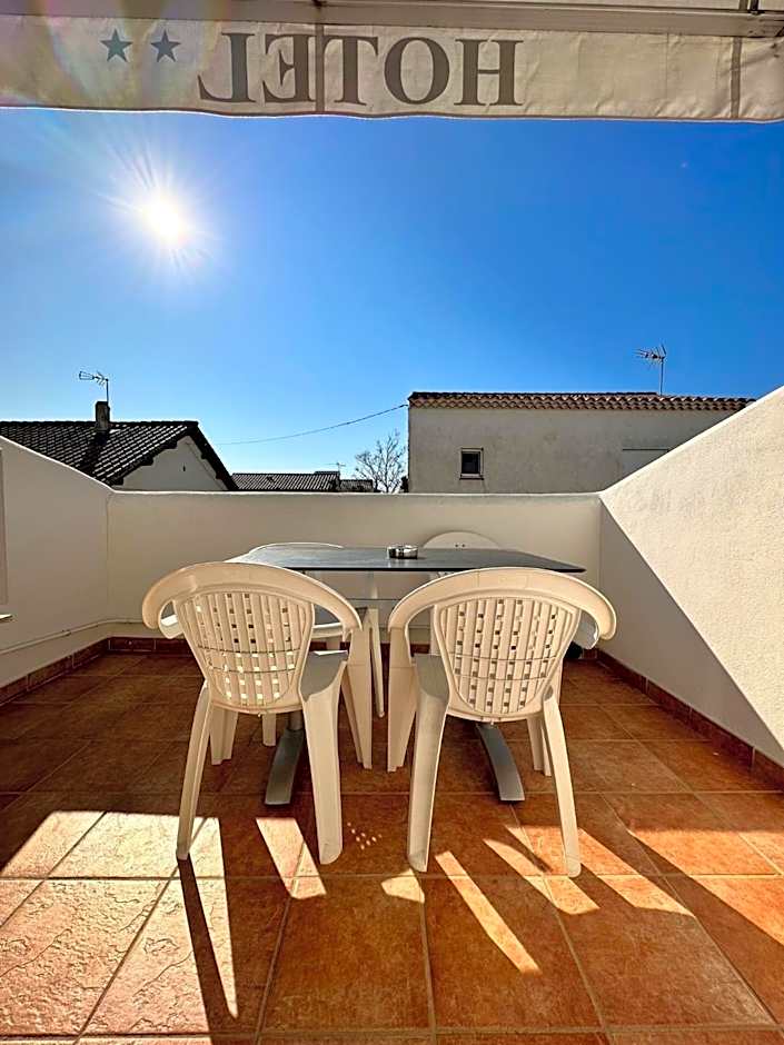 Hotel Les Palmiers En Camargue