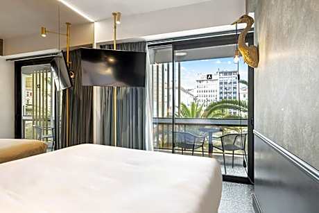 Junior suite with balcony & city view