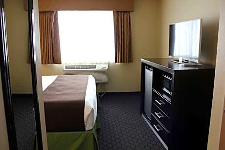 1 KING BED,NSMK,2ND BED SOFABD,MICRWV,REFRIG,COFMKR,FULL BREAKFAST