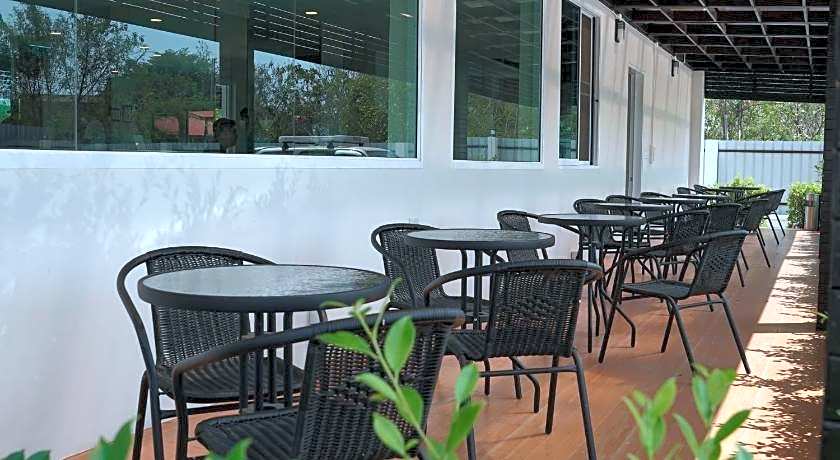 The charlotte smart hotel lopburi