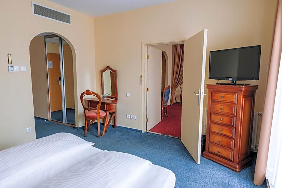 Photo 1 of 4 of Family Suite
