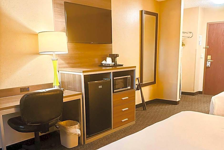 Super 8 by Wyndham St Charles