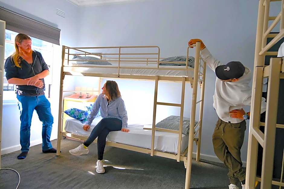 Pint On Punt Backpackers