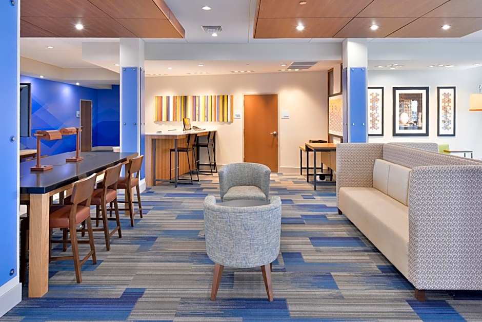Holiday Inn Express & Suites Madison By IHG