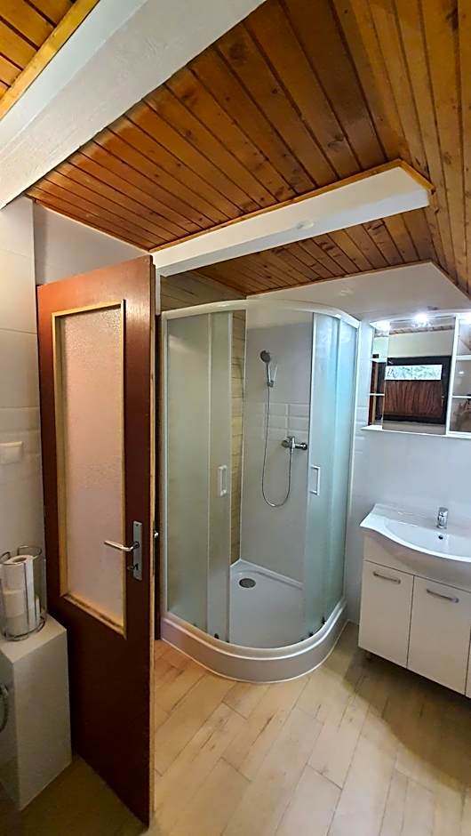 Krpáčovo, Nízke Tatry - chata na kraji lesa