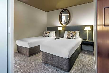 Deluxe Twin Room with Lake View and Kitchenette