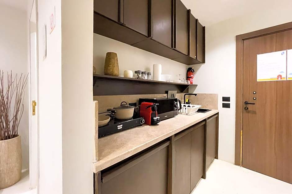 The Pyramids Horizon Studio w Bathtub