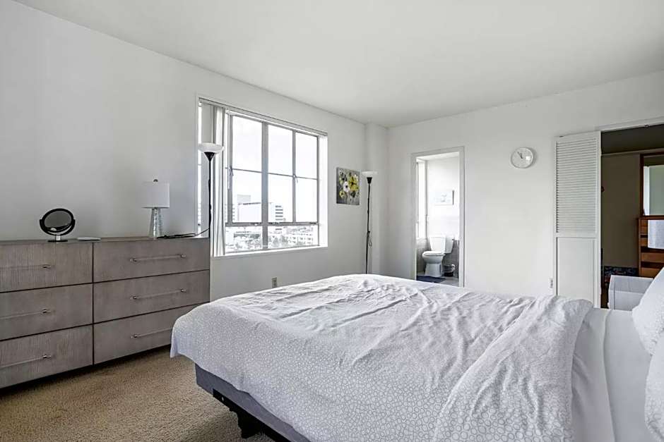 Spacious 2 Bedroom 2 Bathroom Unit Great Location