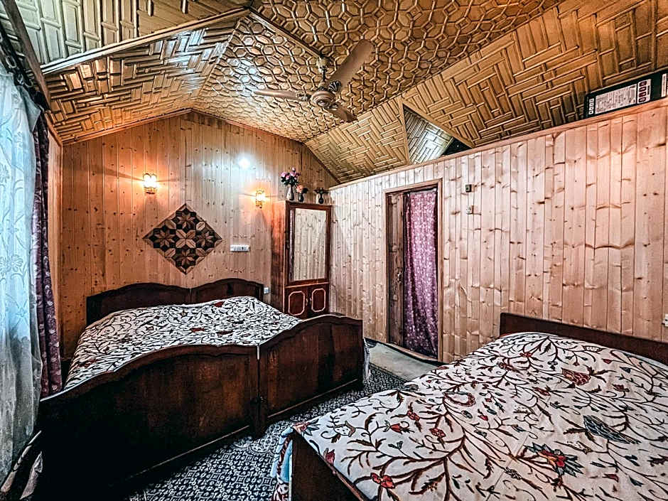 Golden Hopes Group of Houseboats