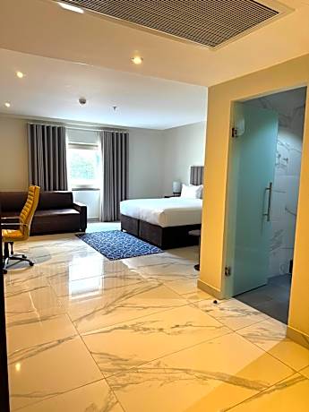 Deluxe Queen Room - Non-Smoking