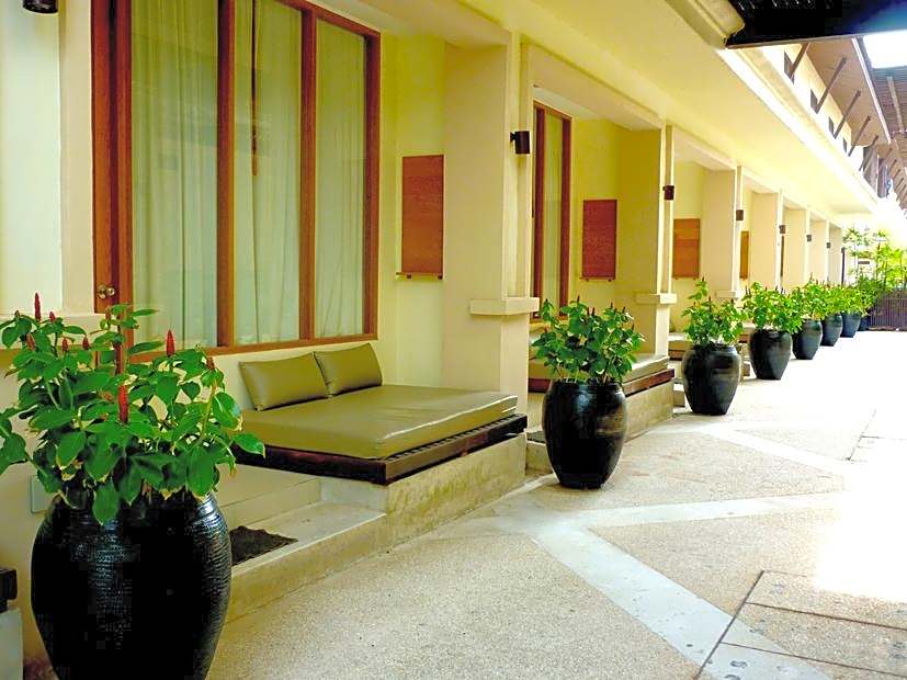 Iyara Beach Hotel and Plaza