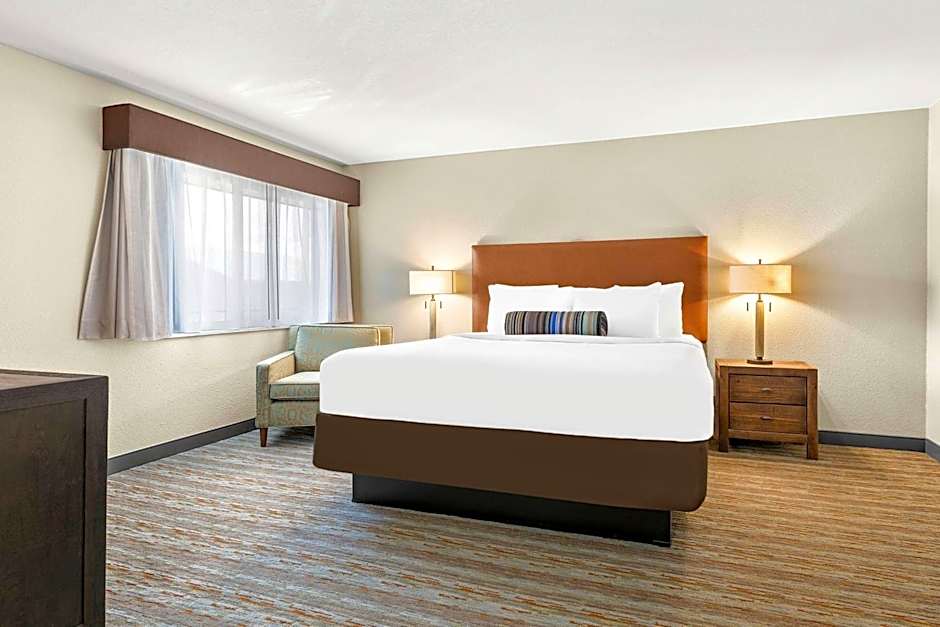 Photo 1 of 6 of 1 Bedroom 1 King Bed with Sofabed Suite, Balcony