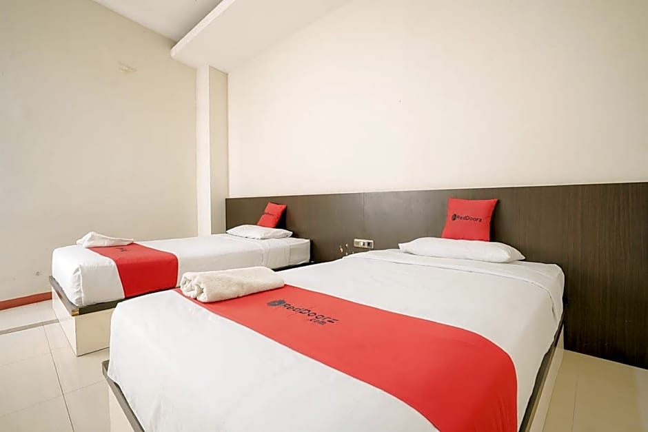 RedDoorz near Pantai Pede