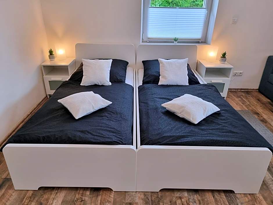 CJS Apartments - Chill or Drive am Nürburgring, Free Parking, WLan, Spacious Rooms, Quiet Location