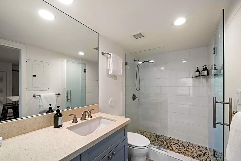 Renovated Condo - 3 Min Walk to Toes in the Sand!