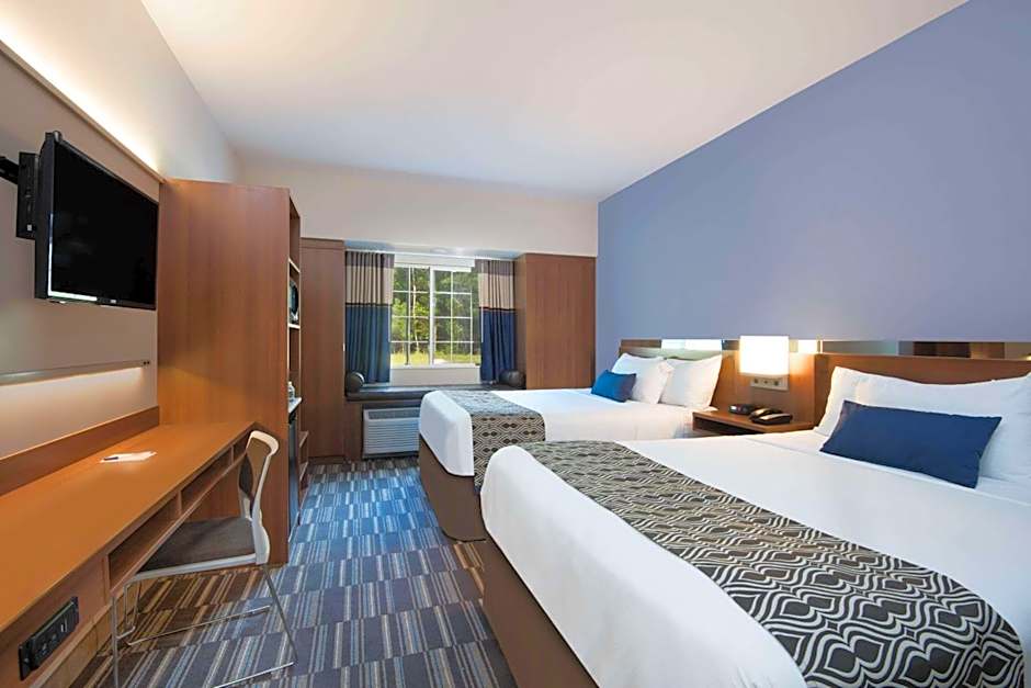 Photo 1 of 4 of 2 Queen Beds, Nonsmoking