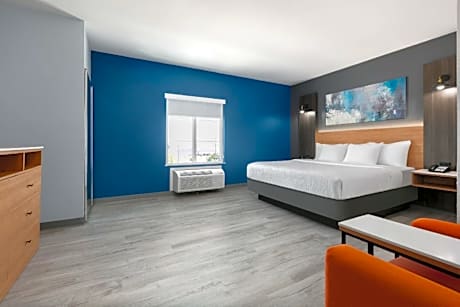 1 King Bed, Non-Smoking
