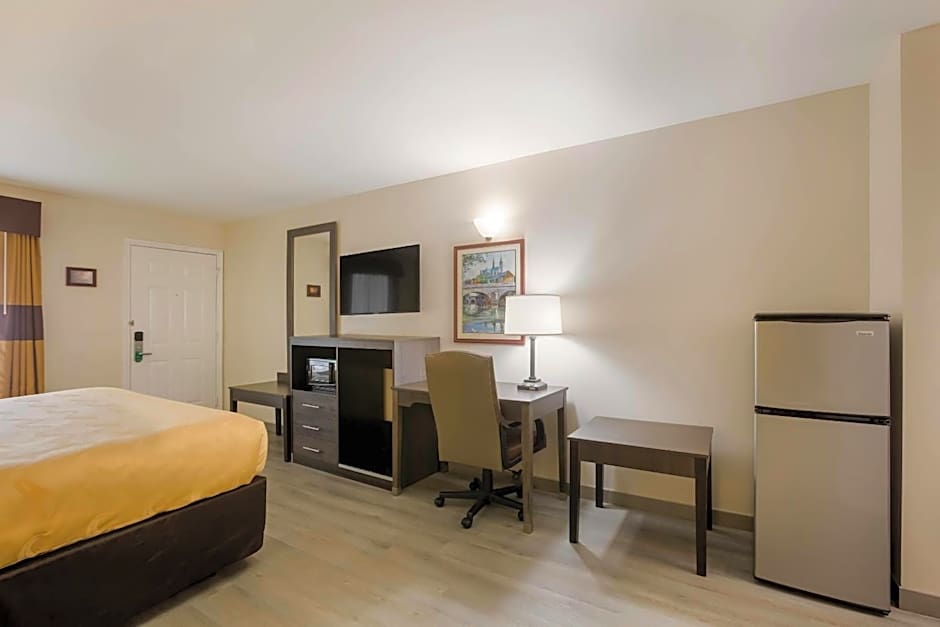 Quality Inn & Suites Greensboro near Lake Oconee