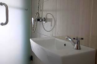 RedDoorz Plus near Mall Ciputra Jakarta