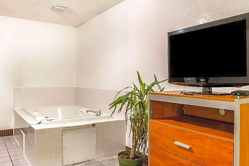 Econo Lodge Inn & Suites Pekin - Peoria Area