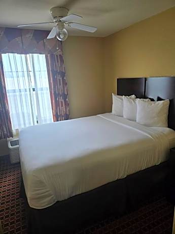 Efficiency Queen Suite - Accessible/Non-Smoking