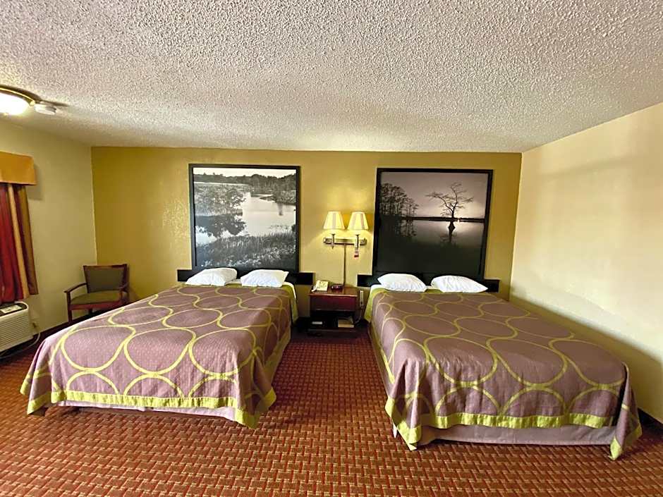 Super 8 by Wyndham Shawnee