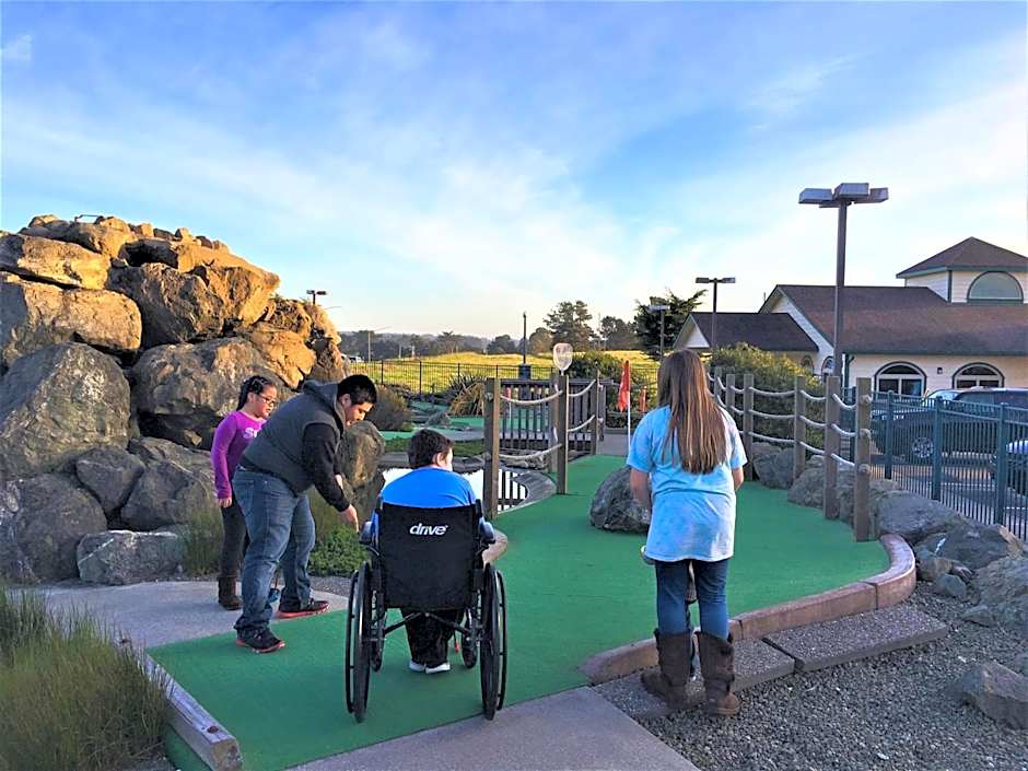 Emerald Dolphin Inn & Mini Golf