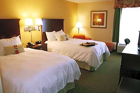 Double Room with Two Queen Beds and Bath Tub - Mobility and Hearing Access/Non-Smoking