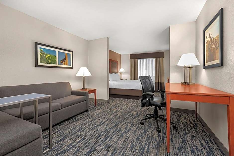 La Quinta Inn & Suites by Wyndham Midwest City - Tinker AFB
