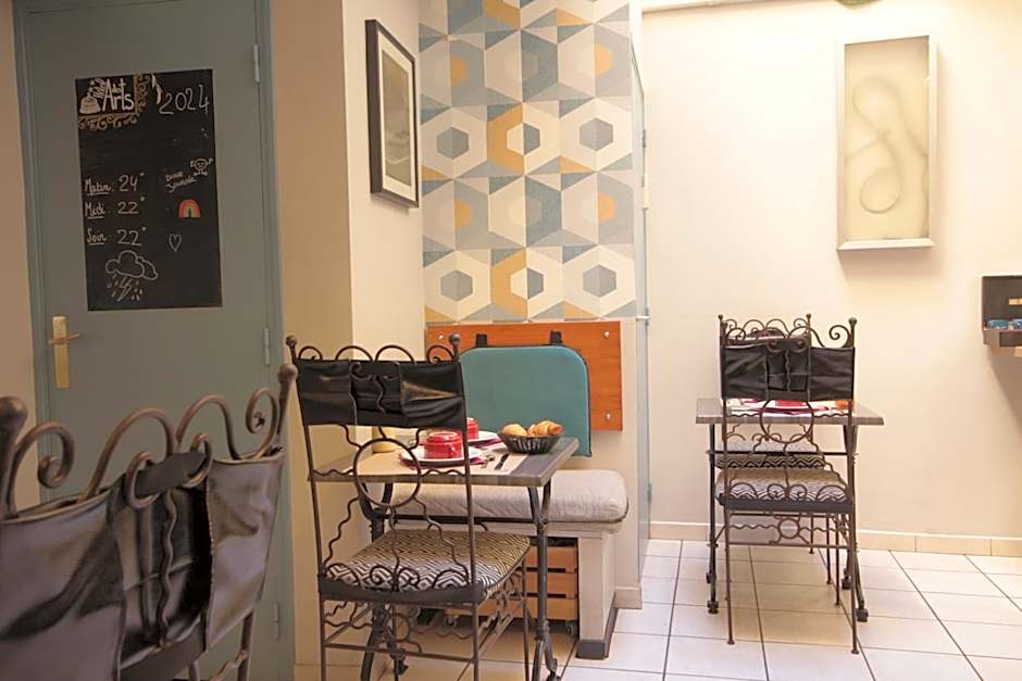 Hôtel Des Arts, Artisanal et Indépendant